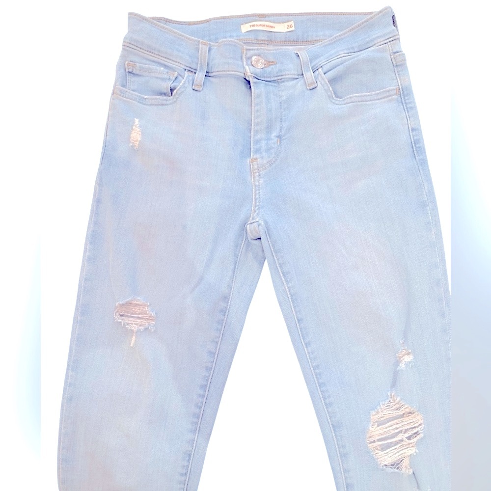🩷LEVI’S🩷710 SUPER SKINNY LIGHT WASH DENIM. FACTORY DISTRESSED.